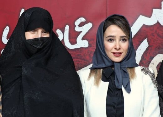 الناز حبیبی در کنار مادر علی انصاریان در اکران فیلم «رمانتیسم عماد و طوبا»/ عکس 
