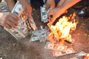 ببینید | جنجال تازه دلال‌های دلار در ترکیه؛ آتش زدن پول‌های جعلی