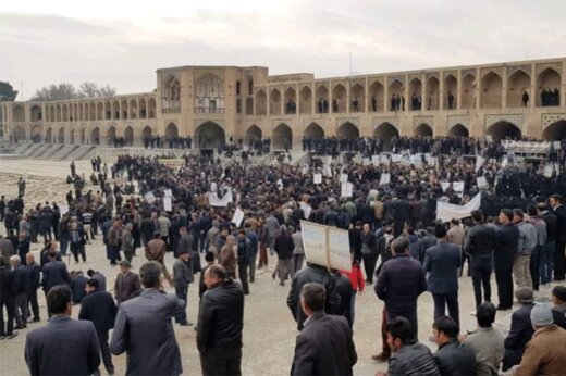 بیانیه اصلاح طلبان در حمایت از مردم اصفهان: نهادها در برابر اعتراضات از اعمال خشونت پرهیز کنند