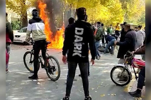 ببینید | آتش زدن موتور پلیس و تخریب آمبولانس توسط معترضین در اصفهان