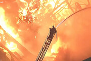 ببینید | آتش‌سوزی مهیب یک مجتمع تجاری در لس‌آنجلس