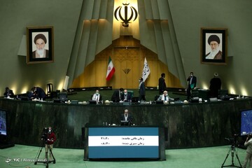 یک صحنه عجیب در جلسه رای گیری وزیر آموزش و پرورش/ عکس