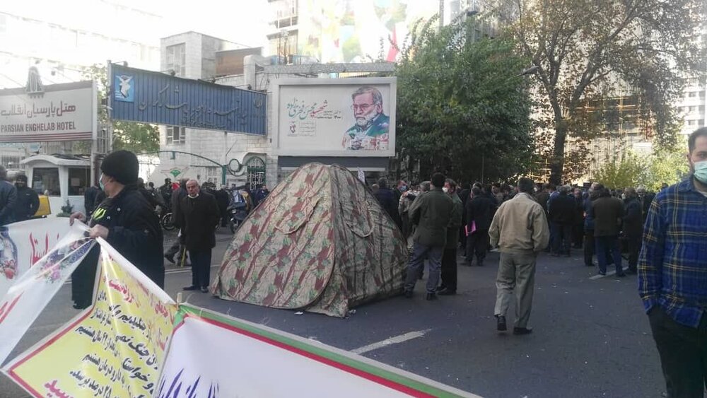 تجمع و «بست‌نشینی» جمعی از ایثارگران با چادر مسافرتی مقابل بنیاد شهید/ عکس