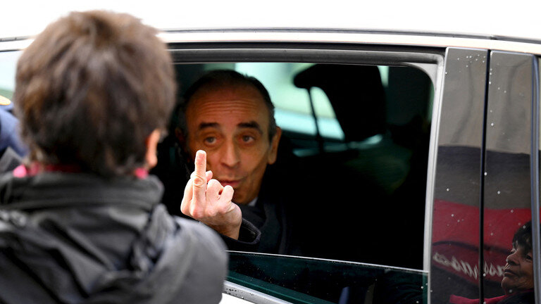 حرکت زشت و زننده نامزد ریاست جمهوری فرانسه به مردم/عکس