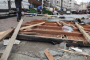 ببینید | برخورد هولناک الوار ساختمانی بر سر مردم در پی طوفان در استانبول