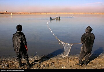تصاویر | قاب‌هایی دیدنی از صید ماهی گرم‌‏آبی در تالاب عشق آباد- ری