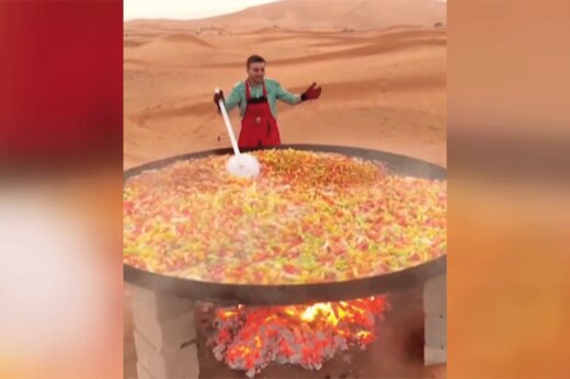 ببینید | اقدام عجیب آشپز مشهور ترکیه‌ای؛ درست کردن پفک هندی وسط کویر!