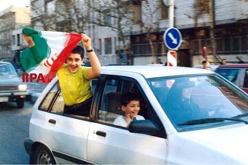 شادی در خیابان‌های تهران پس از صعود ایران به جام‌جهانی ۱۳۷۶