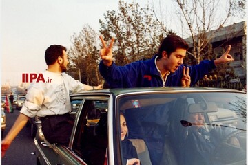 شادی در خیابان‌های تهران پس از صعود ایران به جام‌جهانی ۱۳۷۶