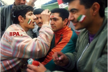 شادی در خیابان‌های تهران پس از صعود ایران به جام‌جهانی ۱۳۷۶