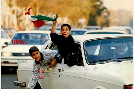 شادی در خیابان‌های تهران پس از صعود ایران به جام‌جهانی ۱۳۷۶