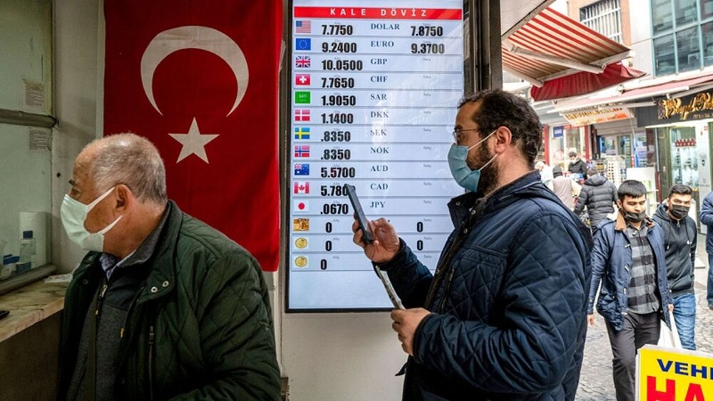 لیر دوباره در مدار سقوط قرار گرفت/ پیش بینی اقتصاددانان از افزایش قیمت‌ها در ترکیه