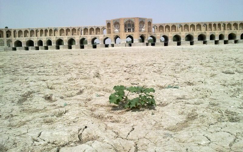 - بسته شدن آب زاینده رود به روی شهر اصفهان
