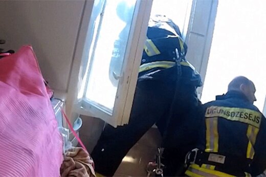 ببینید | نجات معجزه‌آسا یک زن از خودکشی با تلاش آتش‌نشان‌ها