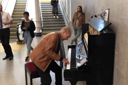 ببینید | هنرنمایی تماشایی خواننده ۷۷ ساله انگلیسی در ایستگاه مترو لندن