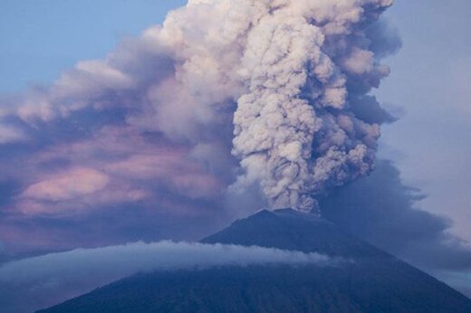 ببینید | لحظه هولناک فوران آتشفشان کوه سمرو در اندونزی