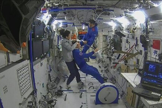 ببینید | مصائب عجیب کوتاه کردن موی فضانوردان در ایستگاه فضایی