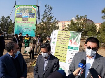 پویش «ایران سرسبز» با نهالکاری ۱۰ هزار هکتار بیابان در سمنان آغاز شد