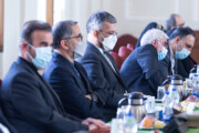 عکس | نماز خواندن یکی از حاضران وسط جلسه دیدار وزیرخارجه با نمایندگان مجلس