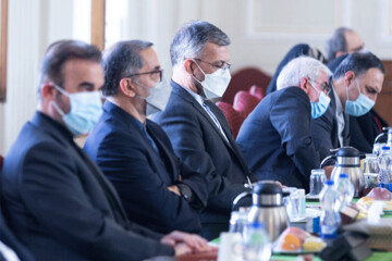 عکس | نماز خواندن یکی از حاضران وسط جلسه دیدار وزیرخارجه با نمایندگان مجلس