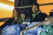 راموس با خانواده در کنار همسر مسی و پسرش نظاره‌گر دیدار پاری‌سن‌ژرمن/عکس