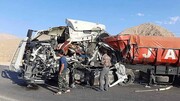 عکس | تصادف سنگین و وحشتناک کامیون در برخورد با مانع‌های کنار اتوبان در هشتگرد