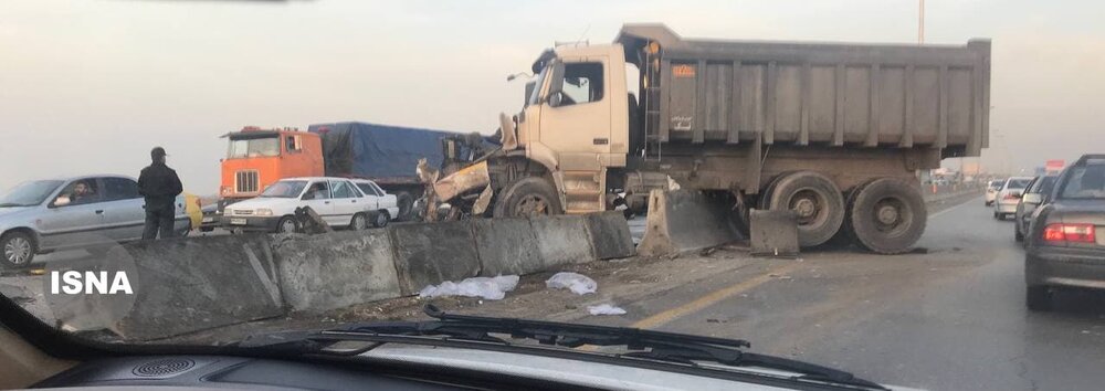عکس | تصادف سنگین و وحشتناک کامیون در برخورد با مانع‌های کنار اتوبان در هشتگرد