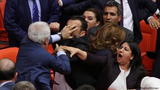 ببینید | درگیری فیزیکی شدید در پارلمان ترکیه