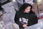 ببینید | کیف‌قاپی و سرقت یک زن در کمال خونسردی مقابل دوربین مداربسته