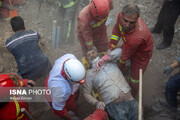 تصاویر | نجات جان سه نفر از زیر آوار ساختمانی در قم