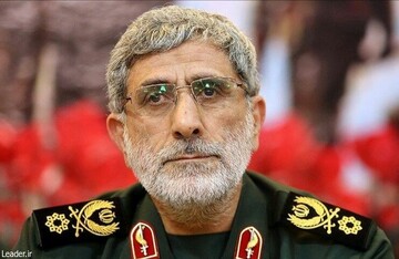 حضور سردار قاآنی بر سر مزار شهید سلیمانی/ عکس حضور سردار قاآنی بر سر مزار شهید سلیمانی/ عکس