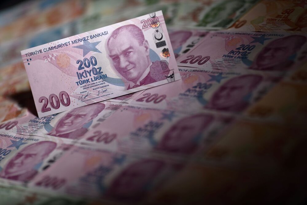لیر ۶۰ درصد ارزش خود را از دست داد/ ترک‌ها به جای لیر دلار نگه می‌دارند 