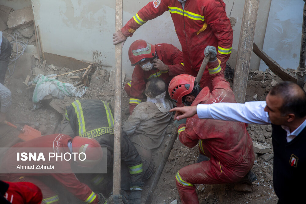 نجات جان سه نفر از زیر آوار ساختمانی در قم
