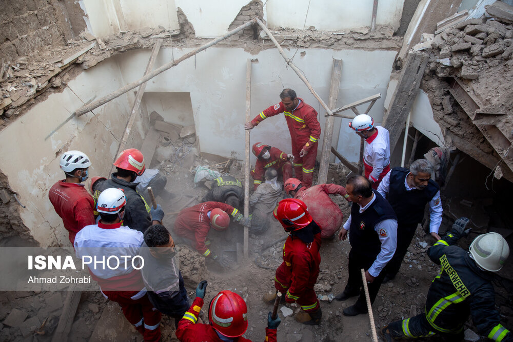 نجات جان سه نفر از زیر آوار ساختمانی در قم