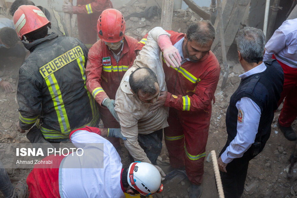 نجات جان سه نفر از زیر آوار ساختمانی در قم