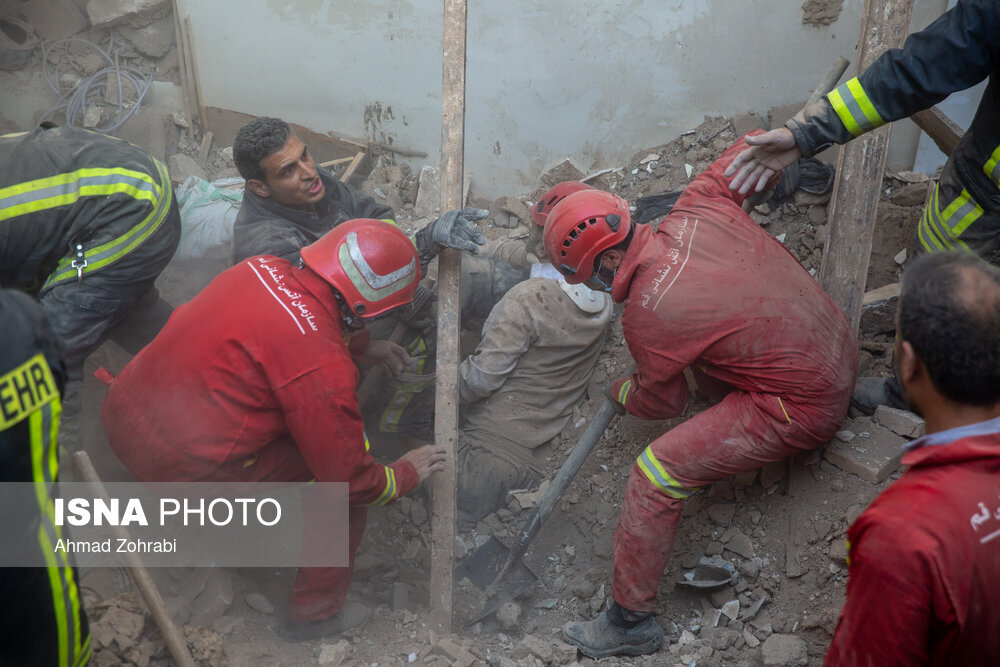 نجات جان سه نفر از زیر آوار ساختمانی در قم