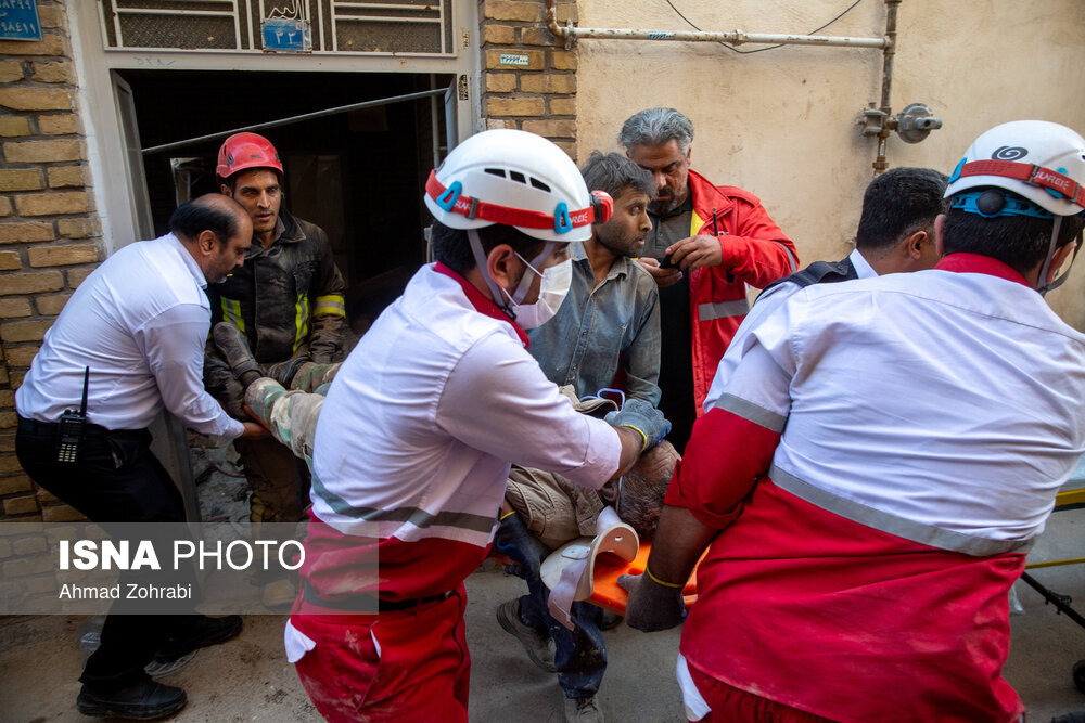 نجات جان سه نفر از زیر آوار ساختمانی در قم