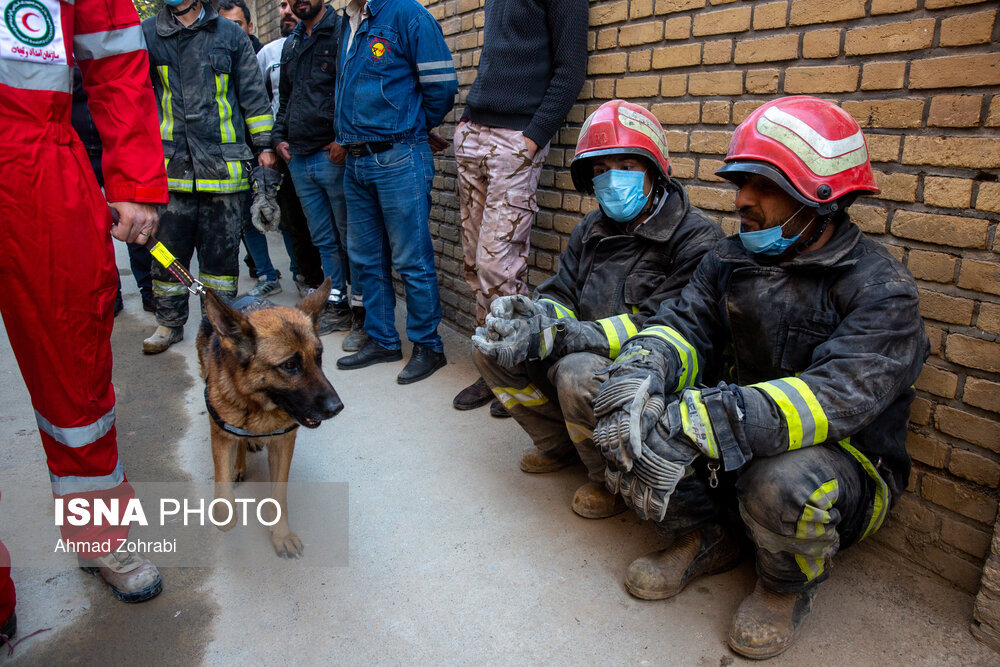 نجات جان سه نفر از زیر آوار ساختمانی در قم