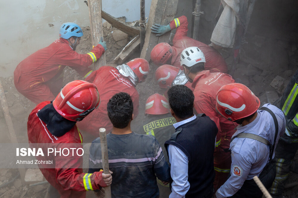 نجات جان سه نفر از زیر آوار ساختمانی در قم