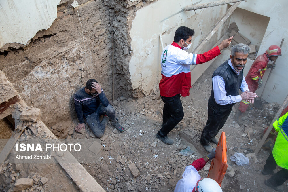نجات جان سه نفر از زیر آوار ساختمانی در قم
