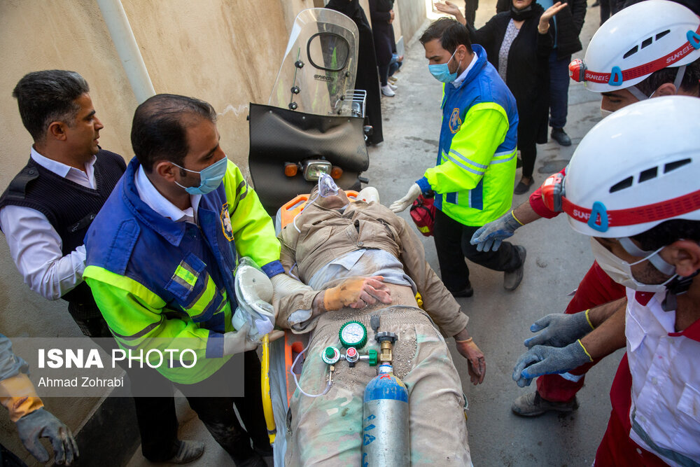 نجات جان سه نفر از زیر آوار ساختمانی در قم