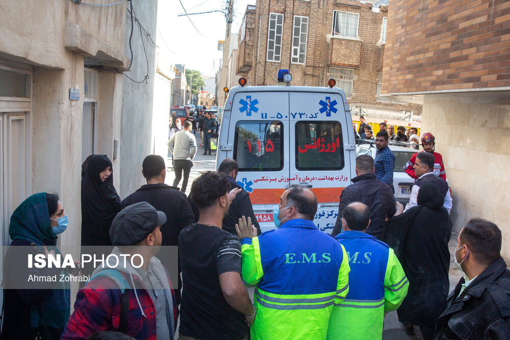 نجات جان سه نفر از زیر آوار ساختمانی در قم