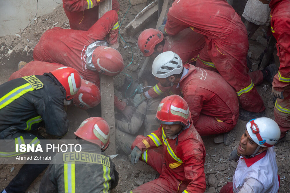 نجات جان سه نفر از زیر آوار ساختمانی در قم