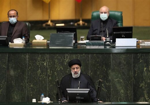 تفاوت رفتار قالیباف هنگام تحویل  لایحه بودجه در دولت های روحانی و رئیسی/عکس