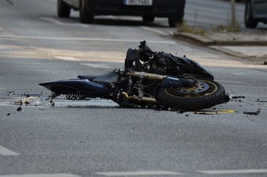 ببینید | لحظه وحشتناک دلخراش افتادن یک بچه از روی موتور و رد شدن کامیون از روی آن‌!