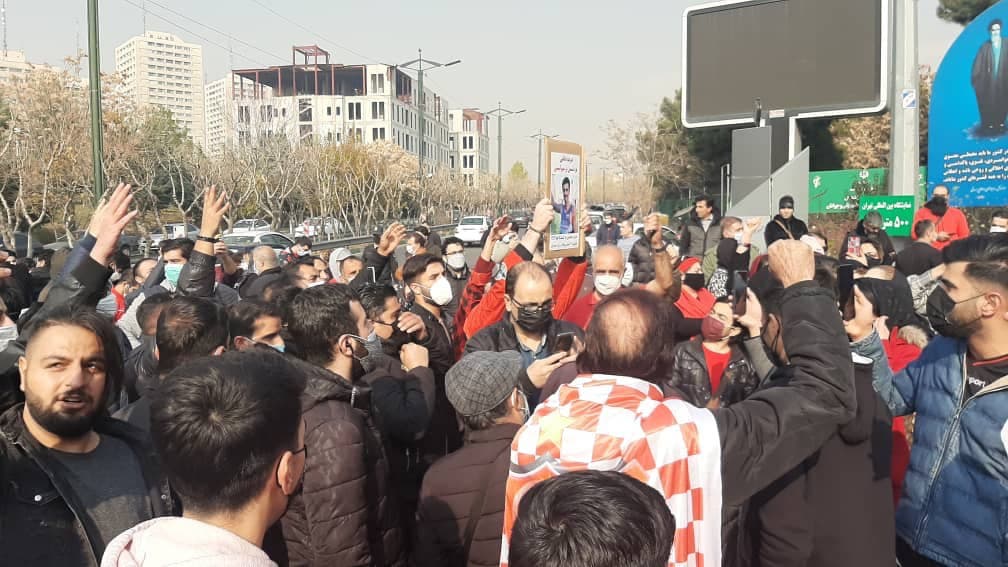 تجمع اعتراضی هواداران پرسپولیس مقابل وزارت ورزش/عکس
