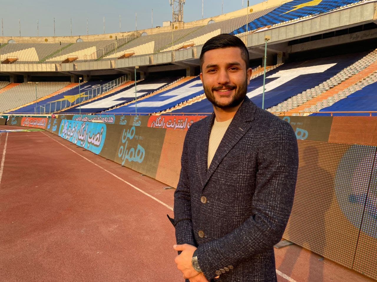 مدافع استقلال با کت و شلوار در کنار زمین!/عکس