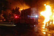 ببینید | به آتش کشیدن خودروی ساینا در محله استقلال مشهد