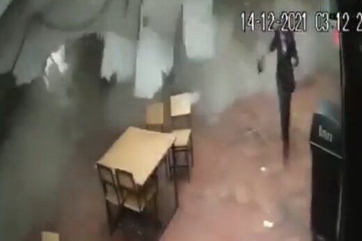 ببینید | لحظه هولناک ریزش آوار و نجات میلیمتری یک زن از مرگ