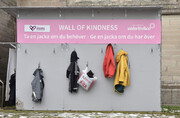 ببینید | ‏«دیوار مهربانی» در قلب استکهلم با الهام از نمونه مشابه ایرانی